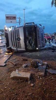 Otomobille çarpışan TIR durağa devrildi: 2 ölü