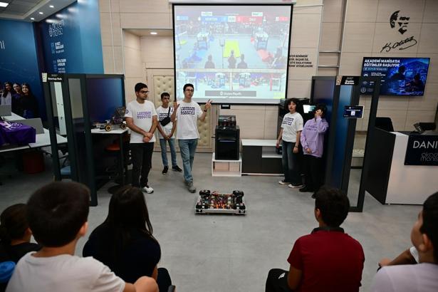 Akademi Manisa'da gençlere robotik ve mühendislik deneyimi