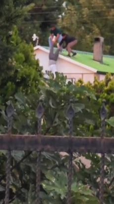 Akıma kapıldığı çatıdan ayaklarından sarkıtılarak indirildi, kaldırıldığı hastanede öldü