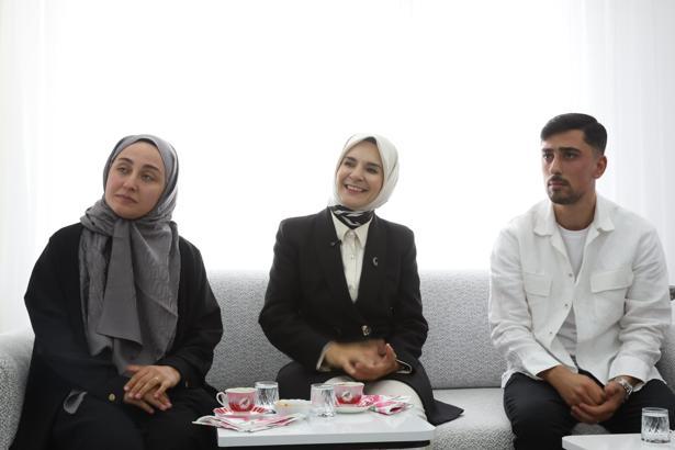 Bakan Göktaş, evlilik kredisinden yararlanan yeni evli çiftin ilk misafiri oldu