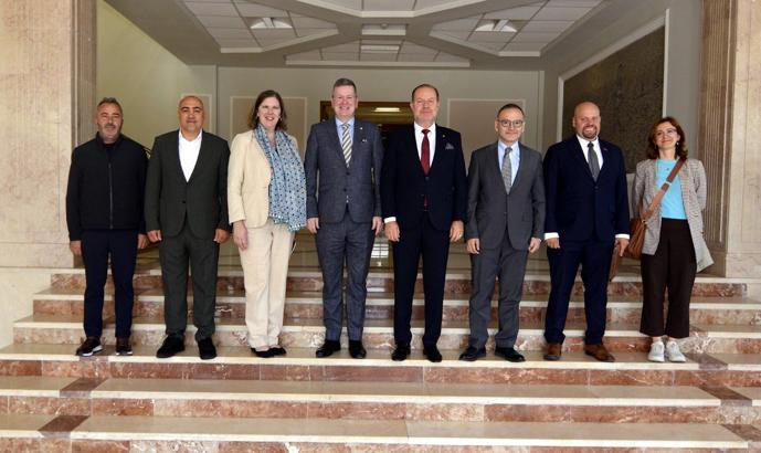 ABD İstanbul Başkonsolosu Lally ETB’yi ziyaret etti