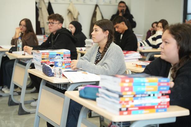 Yenişehir’de üniversite adaylarına 3 bin kitap desteği