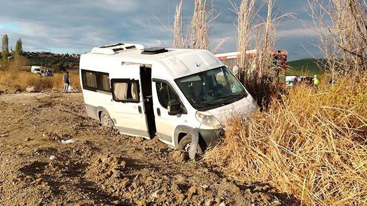 Balıkesir'de işçi servis minibüsü şarampole yuvarlandı; 13 yaralı