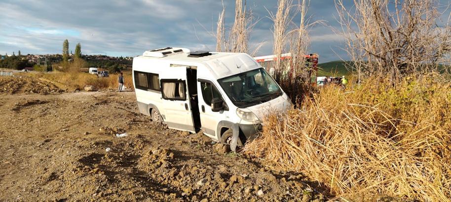 Balıkesir'de işçi servis minibüsü şarampole yuvarlandı; 13 yaralı