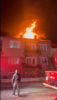Evin çatısı alev alev yandı