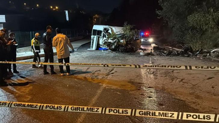 Minibüs trafik tabelası, elektrik direği ve ağaca çarptı: 6 yaralı