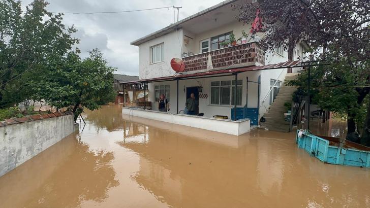 Sakarya Karasu'da dere taştı; su baskınları yaşandı