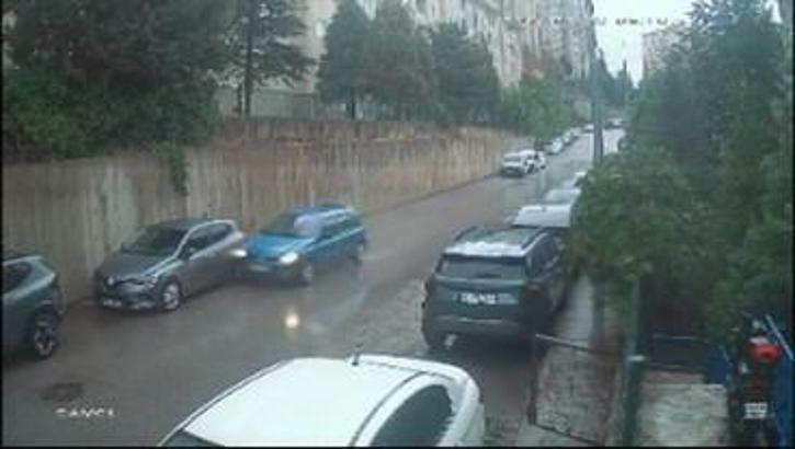 Otomobilin park halindeki araca çarpıp ters döndüğü kaza kamerada