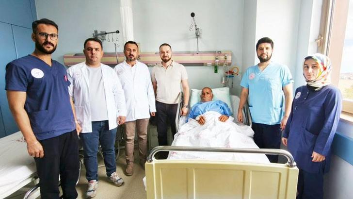 82 yaşındaki hastanın mesanesinden 42 parça taş çıkarıldı