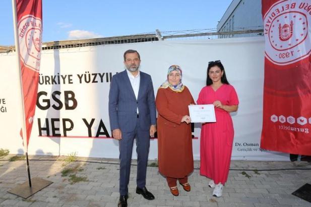Gürsu’da yüzme öğrenen kadınlara sertifikaları verildi