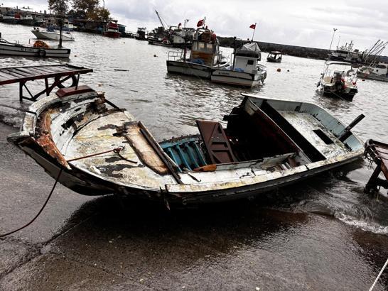 Düzce'de sağanak; 3 evi su bastı, 14 tekne zarar gördü