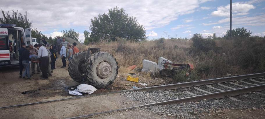 Yük treni, traktöre çarptı; işitme engelli sürücü yaralandı