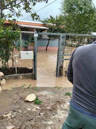 Mudanya'da sağanak su baskınına yol açtı, mahsur kalanlar kurtarıldı