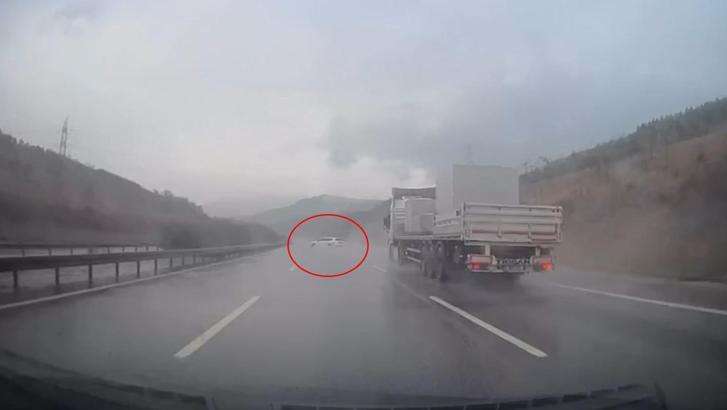 Otomobil kayganlaşan yolda bariyerlere çarptı