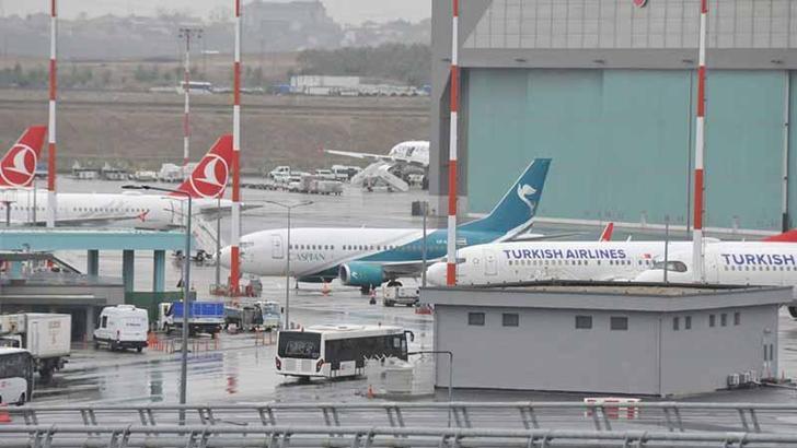 İstanbul Havalimanı'nda borcundan dolayı haczedilen İran havayolu şirketinin uçağının bekleyişi sürüyor