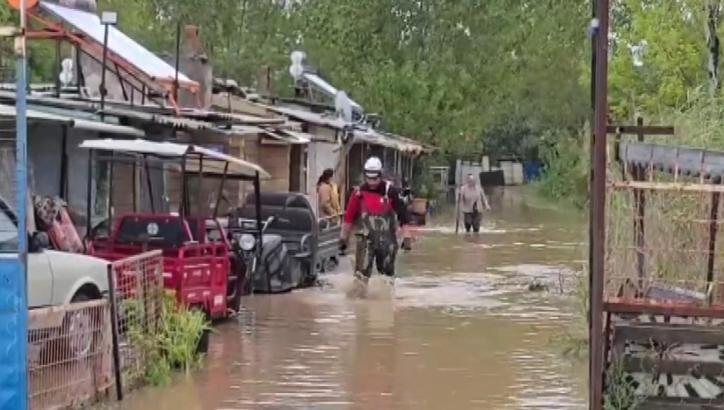 Mudanya'da sağanak su baskınına yol açtı, mahsur kalanlar kurtarıldı (3)