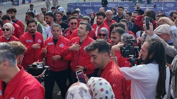Selçuk Bayraktar, Şanlıurfa’da türküyle karşılandı
