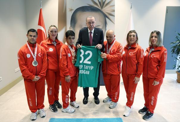 Cumhurbaşkanı Erdoğan, Türkiye Özel Sporcular Spor Federasyonu temsilcilerini kabul etti