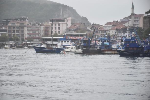 Bartın'da, boy sınırının altında balık avlayanlara ceza