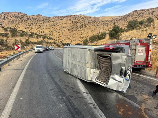 Mardin’de minibüs devrildi: 8 yaralı