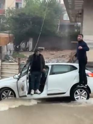Sultanbeyli'de otomobil yağmur sonrası bir bölümü çöken yolda mahsur kaldı