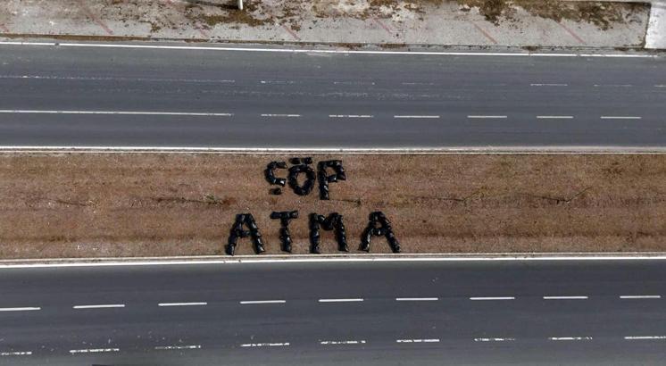 Belediye personeli topladığı çöplerden 'çöp atma' yazdı