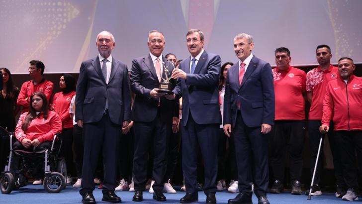 Sultangazi Belediye Başkanı Dursun’a spora destek ödülü