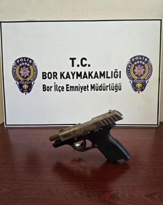 Bor’da ruhsatsız tabanca ele geçirildi