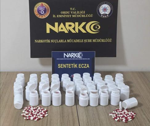 Otomobilde 3 bin 64 uyuşturucu hap ele geçirildi: 2 tutuklama