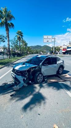 Otomobil refüjdeki ağaca çarptı: 1 yaralı