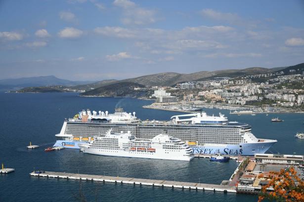Kuşadası'na 2 kruvaziyerle denizden 4 bin 694 turist geldi