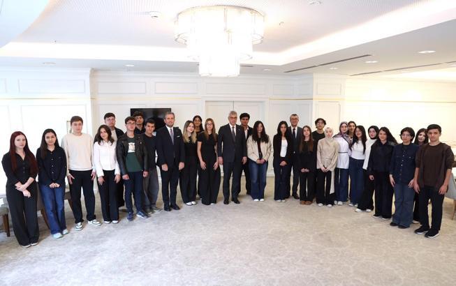 Bakan Memişoğlu, tıp fakültelerine derece ile giren öğrencilerle buluştu