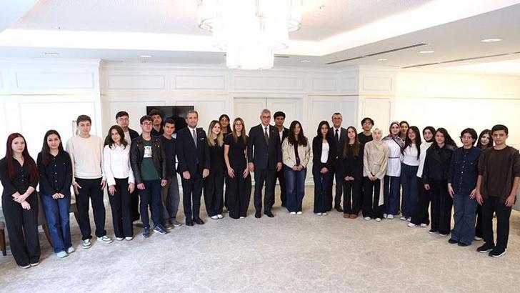 Bakan Memişoğlu, tıp fakültelerine derece ile giren öğrencilerle buluştu