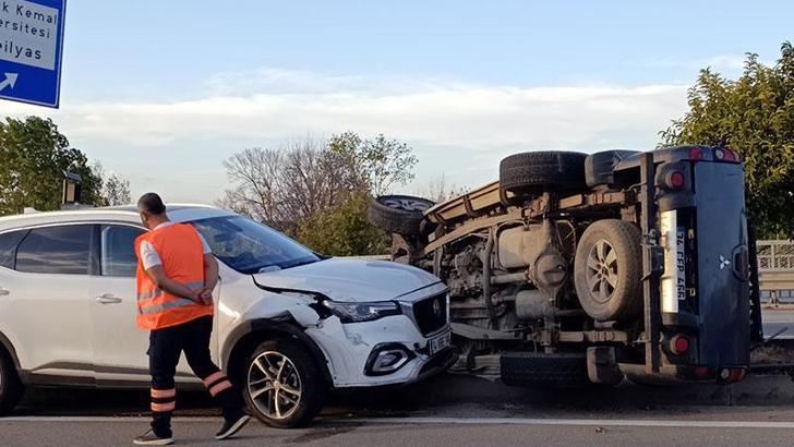 İçinde çocukla birlikte kaçırdığı otomobille yayaya ve 2 araca çarptı; 3 yaralı