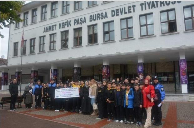 Bursa polisi 250 öğrenciyi tiyatroyla buluşturdu