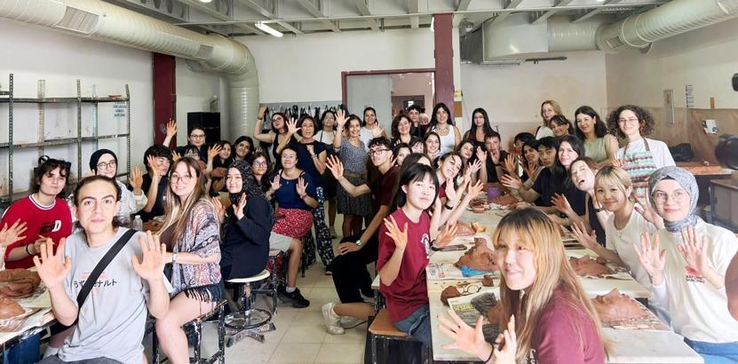 Japon öğrenciler çamurdan maske yaptı