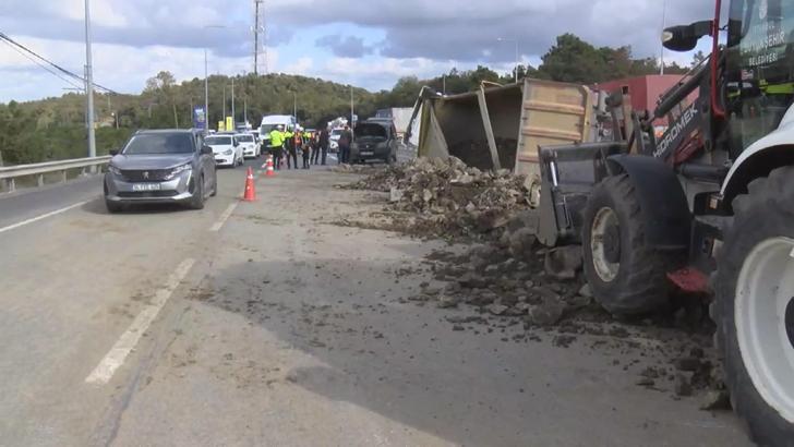 Arnavutköy’de hafriyat kamyonunun devrildiği anlar kamerada -1