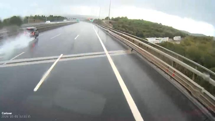 Pendik’te cipin bariyerlere çarptığı kaza kamerada