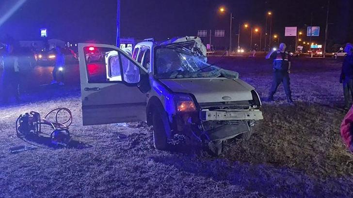 Otobüs ile çarpışan hafif ticari araçtaki karı-koca öldü; 3 yaralı