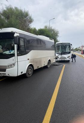 Tur midibüsü park halindeki midibüse çarptı