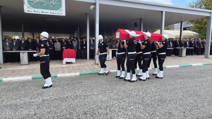 Alabora olan teknede yaşamını yitiren polis, toprağa verildi