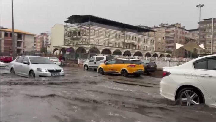 Diyarbakır’da kuvvetli rüzgarla caminin minaresi evin damına devrildi (2)