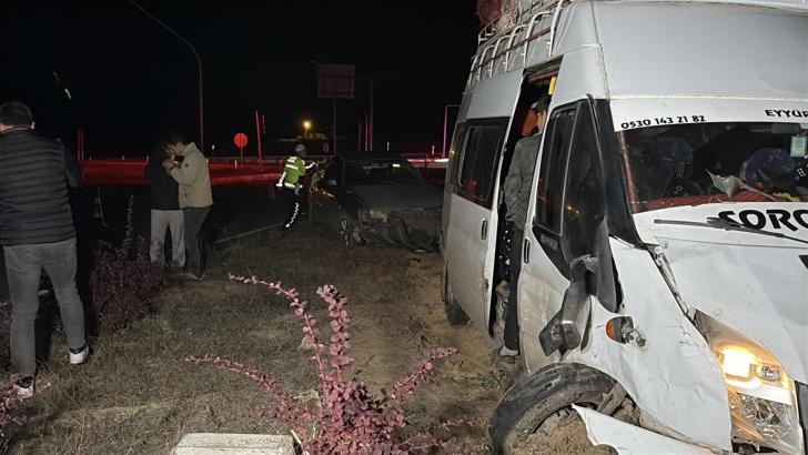 Sivas'ta otomobil ile minibüs çarpıştı: 2 yaralı