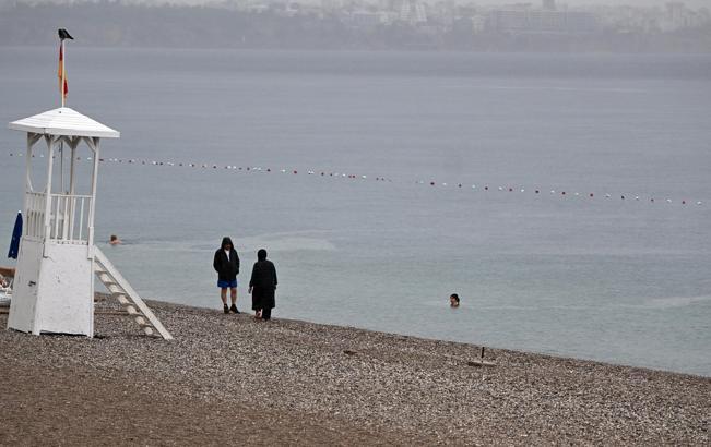 Yağmura aldırmadan denize girdiler