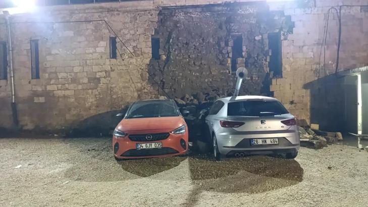 Mardin’de istinat duvarı park halindeki 2 otomobilin üzerine yıkıldı