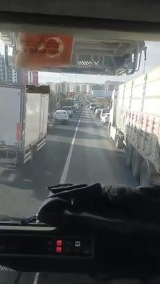 Mardin’de sürücüler, itfaiye aracına ‘fermuar yöntemiyle’ yol verdi