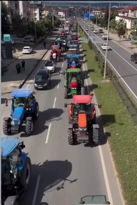Çeltik üreticileri traktörlerle konvoy oluşturdu