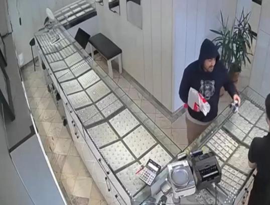 Bayrampaşa'da şemsiyeye tabanca süsü verdi, kuyumcu soydu; bilezikler imitasyon çıktı