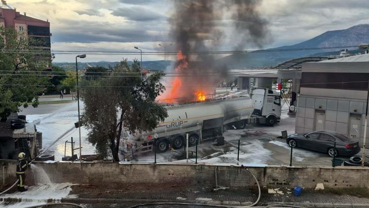 Akaryakıt istasyonunda tankerde çıkan yangın, yanındakine de sıçradı