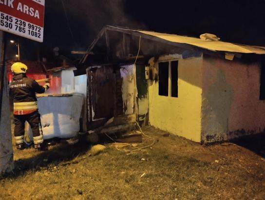 Sobadan sıçrayan kıvılcım evi yaktı